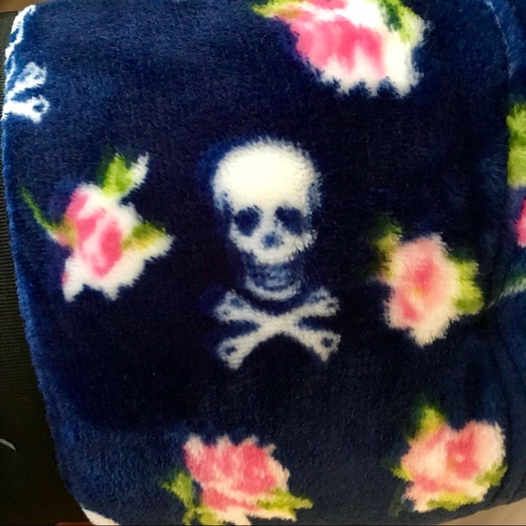 Betsey Johnson Navy Skull Pink Flower King Blanket - Picture 7 of 8